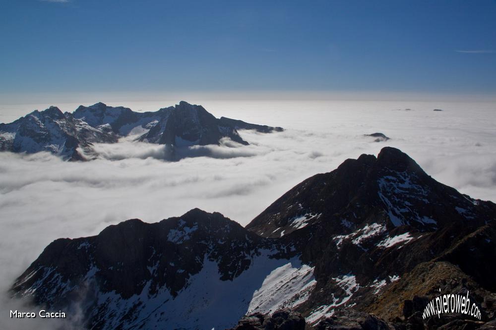 17_Solo le cime più alte sbucano.JPG